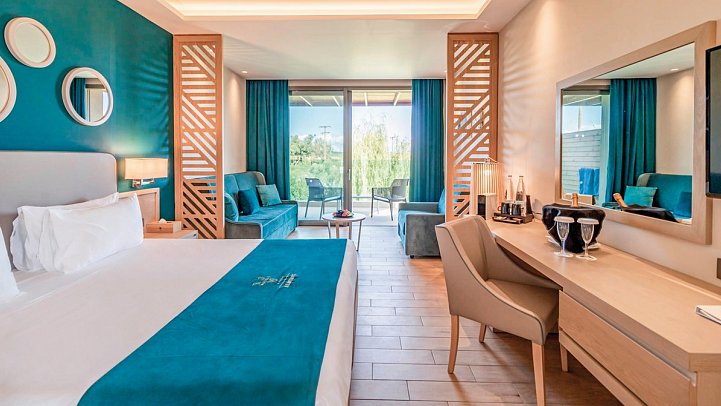 Almyros Beach Resort & Spa - Wohnbeispiel Juniorsuite Gartenblick (Zimmercodierung J1G)