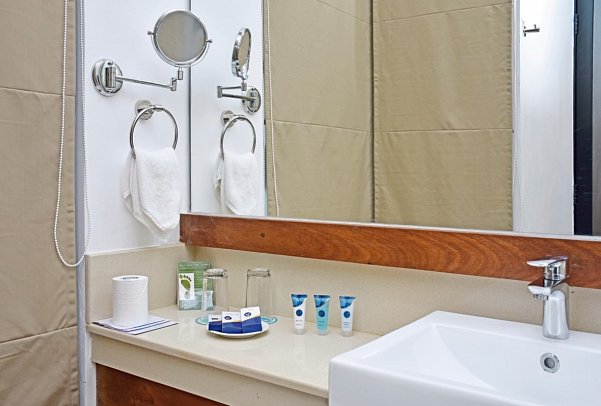 Goldi Sands Hotel - Badbeispiel Deluxe (Zimmercodierung UD1)