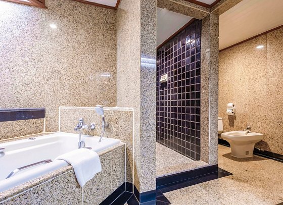 Centara Riverside Hotel Chiang Mai - Badbeispiel Grand Suite (Zimmercodierung WB2)