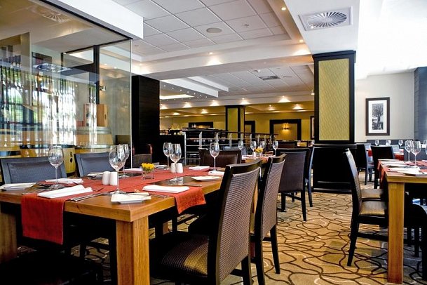 Southern Sun Waterfront - Restaurant