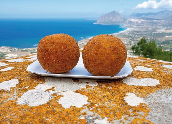 Autotour Kulinarisches Sizilien mit Wein und Köstlichkeiten - luxuriös erfahren - Sizilianische Arancini