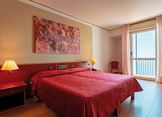 Hotel & Resort Torre Normanna - Wohnbeispiel Doppelzimmer Meerblick (Zimmercodierung DBM)