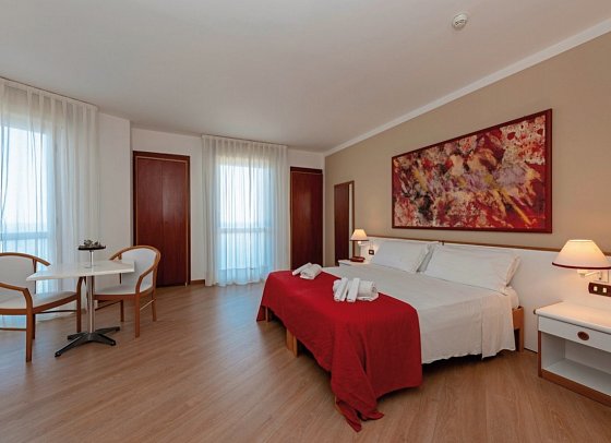 Hotel & Resort Torre Normanna - Wohnbeispiel Doppelzimmer Meerblick (Zimmercodierung DBM)