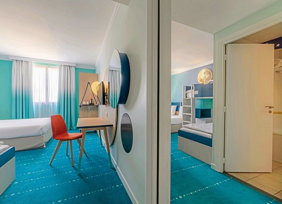 Grand Magic Hotel - Wohnbeispiel Familienzimmer mit Verbindungstür (Zimmercodierung FV2)