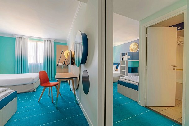 Grand Magic Hotel - Wohnbeispiel Familienzimmer mit Verbindungstür (Zimmercodierung FV2)