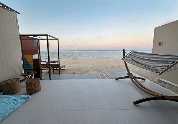 Fuwairit Kite Beach, Tapestry Collection by Hilton - Beispiel Terrasse Twin Kite Beach Room Sea View (Zimmercodierung UG2)