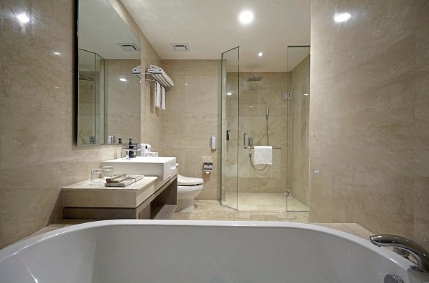 Platinum Hotel Jimbaran Beach Bali - Badbeispiel Deluxe Family (Zimmercodierung FD1)