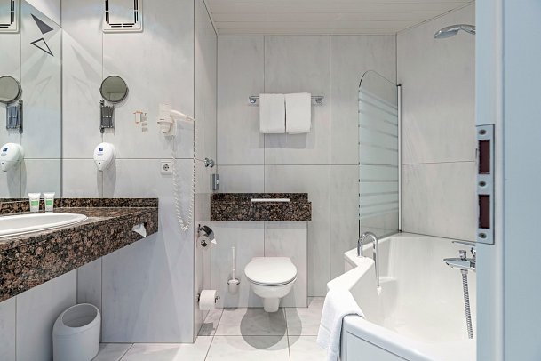 Andante Hotel Dresden - Beispiel Bad Doppelzimmer Standard Balkon (Zimmercodierung DB2)