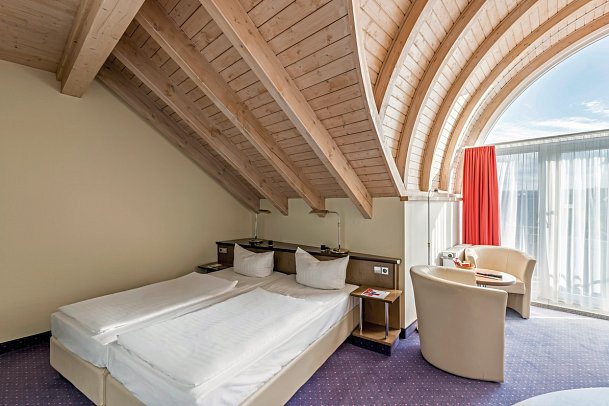 Andante Hotel Dresden - Wohnbeispiel Standard Doppelzimmer Balkon (Zimmercodierungen DB2 & DP4)