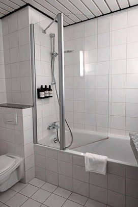 Hotel Dresden Neustadt - Beispiel Bad (Zimmercodierungen DG1 & TS1)