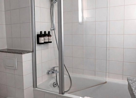 Hotel Dresden Neustadt - Beispiel Bad (Zimmercodierungen DG1 & TS1)