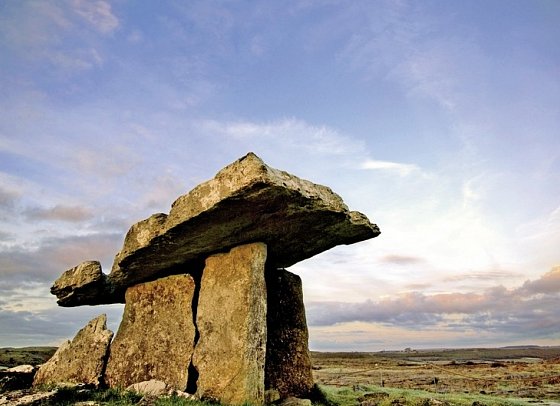 Entlang der Höhepunkte Irlands - Poulnabrone Dolmen, Burren