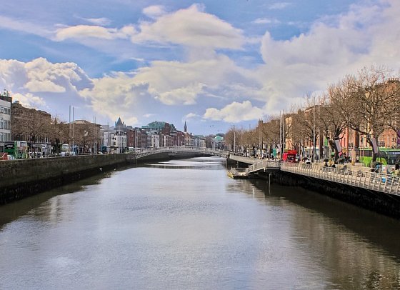 Entlang der Höhepunkte Irlands - River Liffey, Dublin City