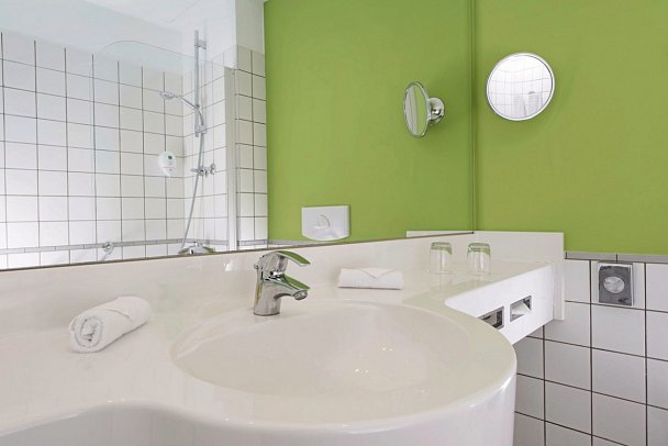 Wyndham Garden Düsseldorf City Centre Königsallee - Beispiel Bad Doppelzimmer Standard (Zimmercodierung DG1)