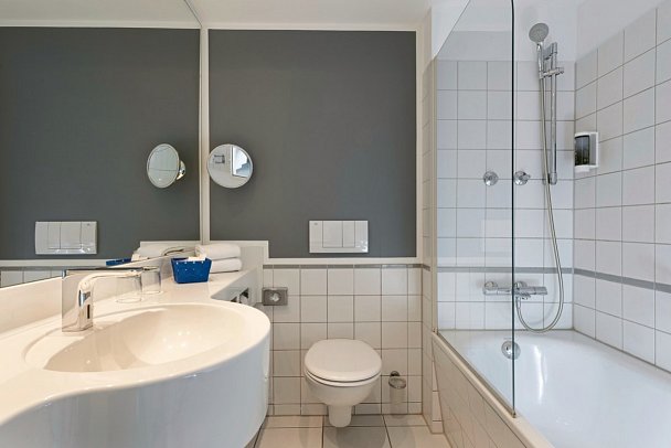Wyndham Garden Düsseldorf City Centre Königsallee - Beispiel Bad Doppelzimmer Standard (Zimmercodierung DG1)