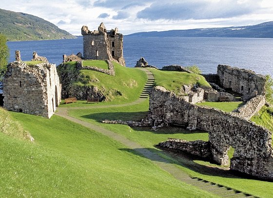 Highlands & Islands - Urquhart Castle und Loch Ness
