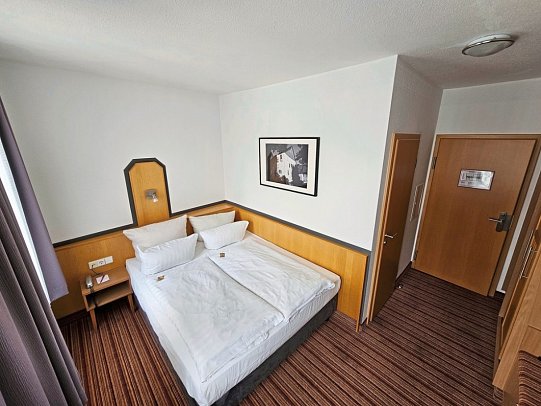 Hotel Am Kaisersaal - Wohnbeispiel Doppelzimmer Economy (S) (Zimmercodierung DE1)