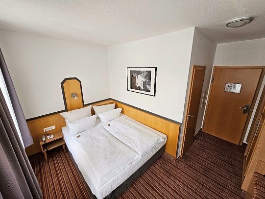 Hotel Am Kaisersaal - Wohnbeispiel Doppelzimmer Economy (Zimmercodierung DE1)