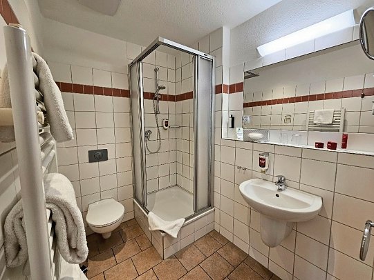 Hotel Am Kaisersaal - Wohnbeispiel Doppelzimmer Economy (Zimmercodierung DE1)