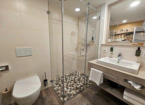 Hotel Am Kaisersaal - Beispiel Bad Doppelzimmer Komfort (L) (Zimmercodierung DF3)