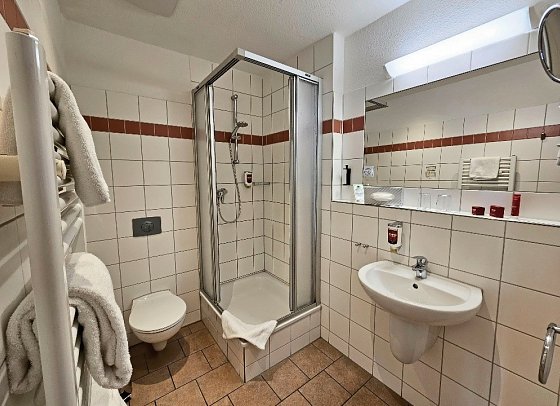 Hotel Am Kaisersaal - Beispiel Bad Doppelzimmer Economy (S) (Zimmercodierung DE1)