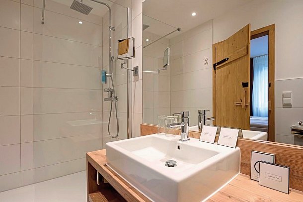 Waldhotel Berghof - Beispiel Bad Familienzimmer (Zimmercodierung FB1)