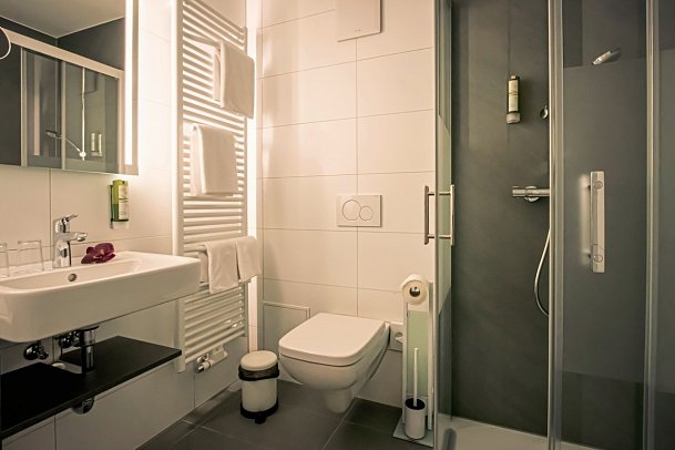 Berg & Spa Hotel Gabelbach - Beispiel Bad Doppelzimmer Komfort (Zimmercodierungen DF1 & FB1)