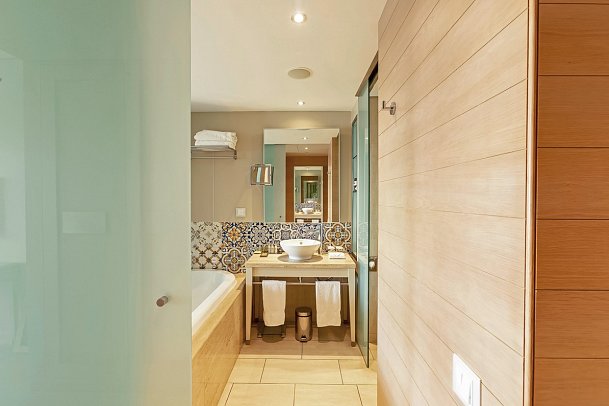 Hilton Vilamoura As Cascatas Golf Resort & Spa - Beispiel Bad Doppelzimmer Deluxe Golfplatzblick (Zimmercodierungen DD2, D1E & D2E)