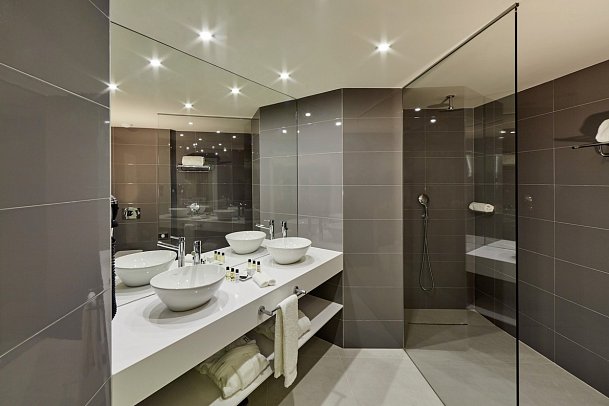 Tivoli Carvoeiro - Wohnbeispiel Bad Doppelzimmer Premium Meerblick (Zimmercodierung DMM)