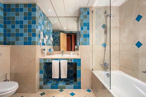 Grande Real Santa Eulalia - Beispiel Bad Doppelzimmer Meerblick (Zimmercodierung DBM)