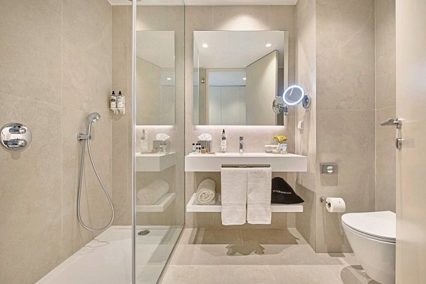 The Editory by the Sea Lagos - Beispiel Bad Doppelzimmer Superior (Zimmercodierungen DS1 & DSM)