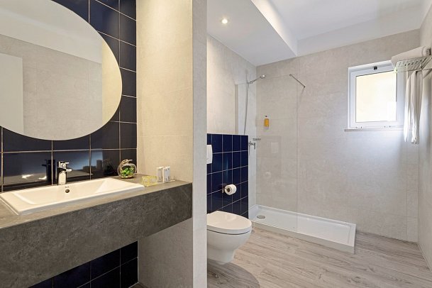 AP Adriana Beach Resort - Beispiel Bad Central (Zimmercodierungen DS3, DS1 & DV1)