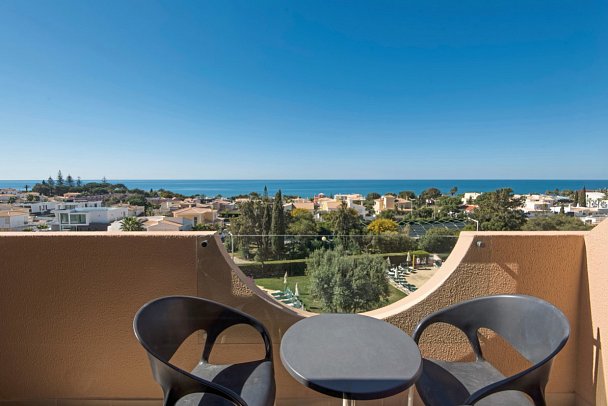 Vila Galé Atlantico - Beispiel Balkon Doppelzimmer Meerblick (Zimmercodierung DBM)