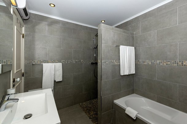 Rocha Brava Village Resort - Beispiel Bad Apt. 1 Schlafzimmer Meerblick (Zimmercodierung ABM)