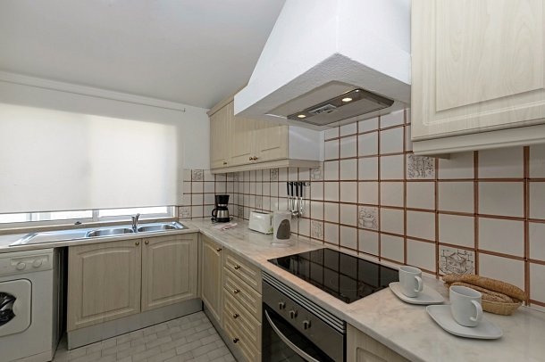 Rocha Brava Village Resort - Beispiel Küche Villa 2 Schlafzimmer Gartenblick (Zimmercodierung VB1)