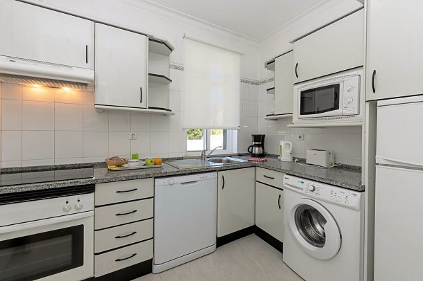 Rocha Brava Village Resort - Beispiel Küche Villa 2 Schlafzimmer Meerblick (Zimmercodierung V1M)