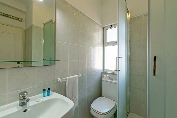 Rocha Brava Village Resort - Beispiel Bad Villa 2 Schlafzimmer Meerblick (Zimmercodierung V1M)