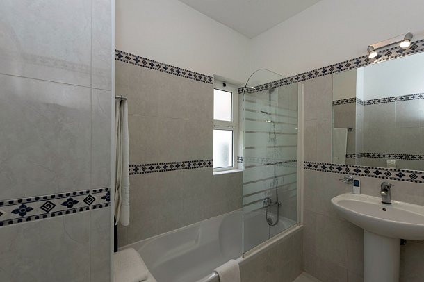 Rocha Brava Village Resort - Beispiel Bad Apt. 1 Schlafzimmer (Zimmercodierung AB1)