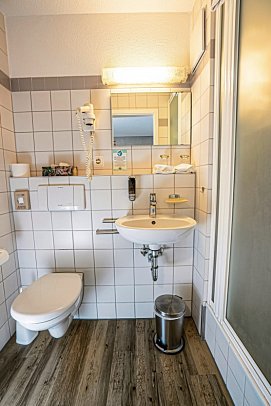 Hotel Volapük - Wohnbeispiel Bad (Zimmercodierungen DB1 & DB2)