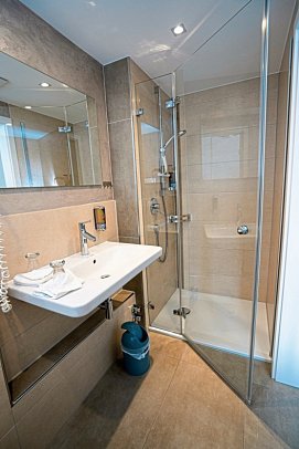 Hotel Volapük - Wohnbeispiel Bad (Zimmercodierungen DB1 & DB2)