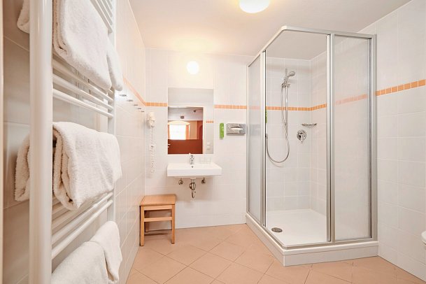 JUFA Hotel Meersburg - Wohnbeispiel Bad (Zimmercodierungen DB1, FB1 & DC1)