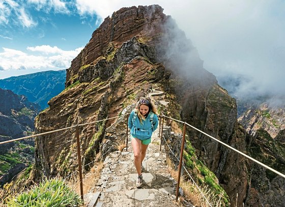 Madeiras Highlights erwandern - Wanderin auf Madeira