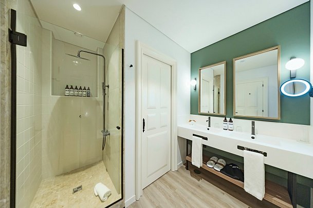 Dreams Madeira Resort Spa & Marina - Beispiel Bad Doppelzimmer Meerblick (Zimmercodierung DBM)