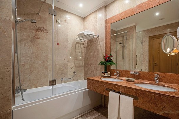 Quinta Jardins do Lago - Beispiel Bad Suite Premium Gartenblick (Zimmercodierung WMG)