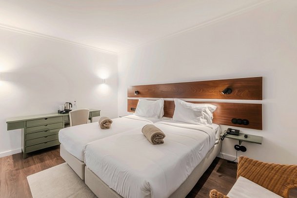 Enotel Santo da Serra - Wohnbeispiel Doppelzimmer Gartenblick (Zimmercodierungen DBG & D1G)