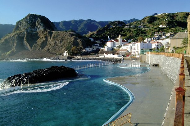 Levadas, üppige Vegetation und raue Küsten