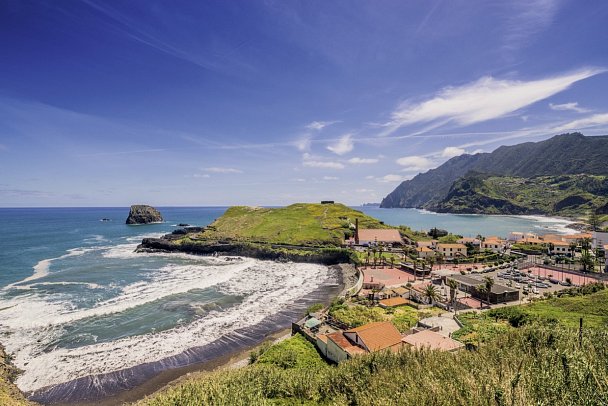 Levadas, üppige Vegetation und raue Küsten