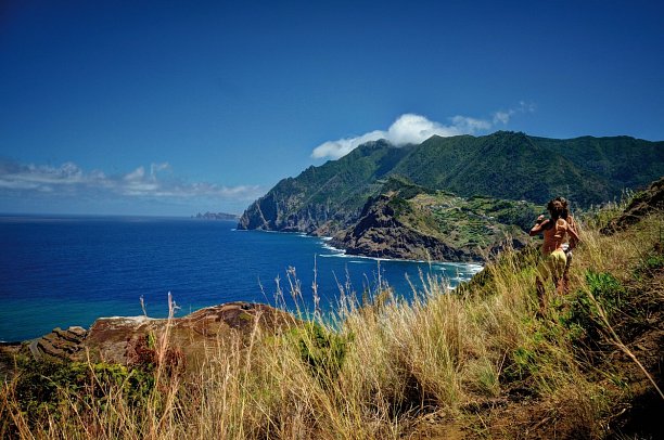 Levadas, üppige Vegetation und raue Küsten