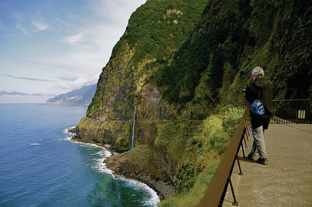 Levadas, üppige Vegetation und raue Küsten