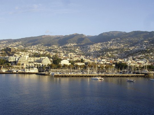 Levadas, üppige Vegetation und raue Küsten